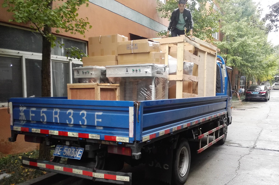 常州客戶SMT設(shè)備專車送貨，貨到上門安裝調(diào)試