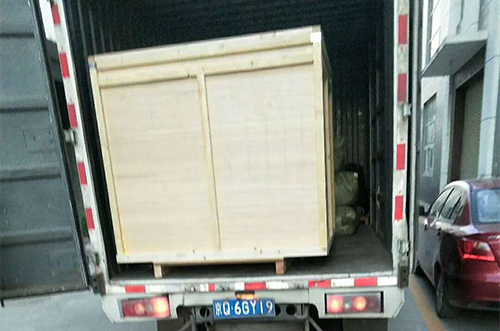 重慶客戶SMT設(shè)備專車送貨，貨到上門安裝調(diào)試